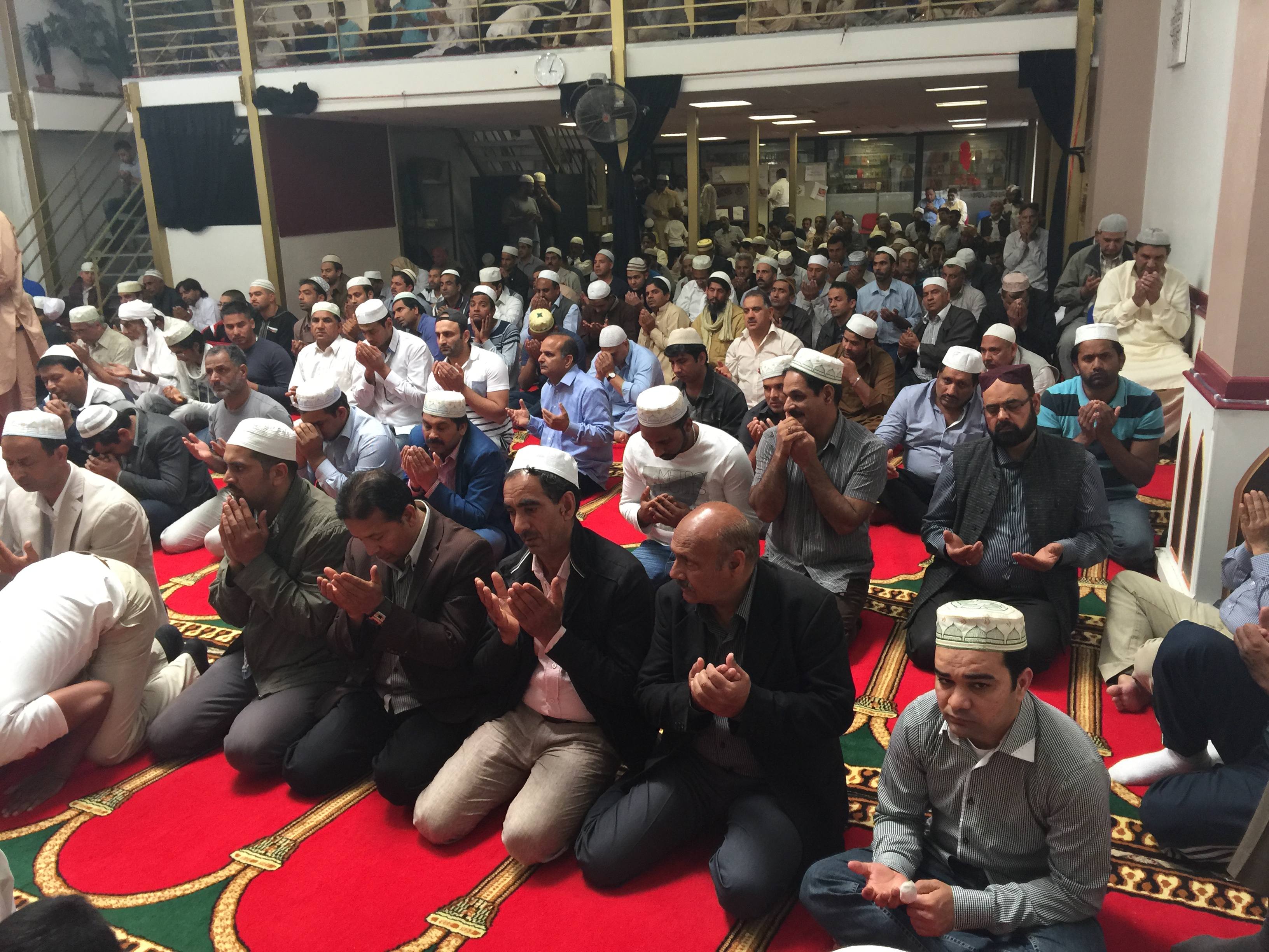 فرانس (پیرس)ادارہ منہاج القرآن میں رمضان المبارک کے پہلا جمعتہ المبارک کی نماز ادا کی جا رہی ہے۔(فوٹو بابر مغل) (9)