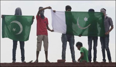 Srinagar mosque Pakistani flag