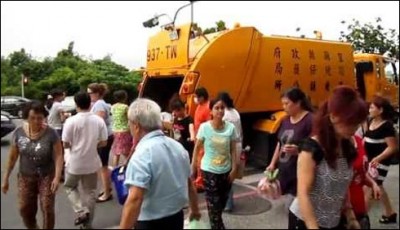 Musical trash picker trucks in Taiwan