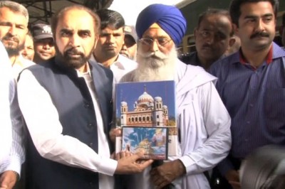 Folded Sikh pilgrims